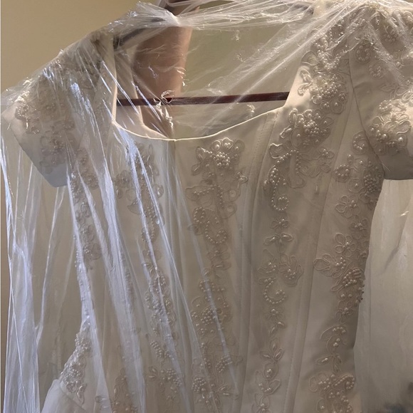 Wedding dress with fitted bodice, basque waist, and full tulle skirt. - Picture 5 of 5